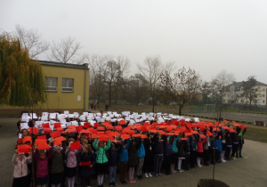 Flaga Polski utworzona przez uczniów Szkoły Podstawowej nr 13